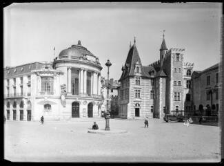 17. Agen : le théâtre et le musée. - Toulouse : édition Labouche frères, Pyrénées-Océan, marque Elfe, [entre 1937 et 1950]. - Carte postale