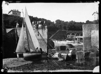 Biarritz (Pyrénées-Atlantiques) : pêcheurs et bateaux au port des pêcheurs. - [entre 1900 et 1930]. - Photographie