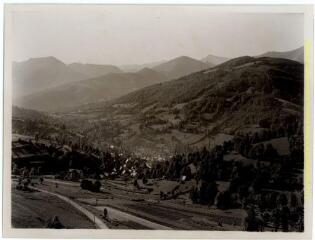 Portet-d'Aspet : vue plongeante sur le village et les montagnes environnantes / J.-E. Auclair photogr. - [entre 1920 et 1950]. - Photographie
