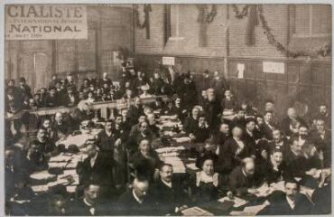 1. [Militants dans la salle du Congrès] / photographie Georges Baudillon (1881-1915). - 15-18 octobre 1908. - Carte-photo