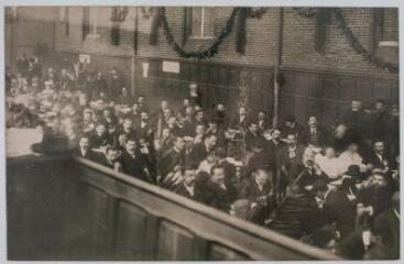 5. [Militants dans la salle du Congrès] / photographie Georges Baudillon (1881-1915). - 15-18 octobre 1908. - Carte-photo