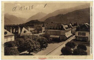 421. Argelès[-Gazost] : place de la Mairie. - Toulouse : phototypie Labouche frères, [entre 1918 et 1937]. - Carte postale