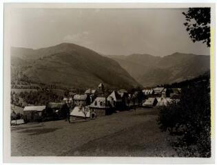 Cazeaux-de-Larboust : village (toits en ardoise) et montagnes alentour / J.-E. Auclair photogr. - [entre 1920 et 1950]. - Photographie