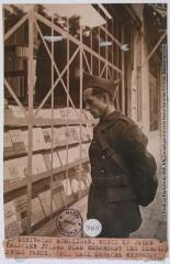 Les écrivains mobilisés. Voici le jeune romancier Julien Blan [Blanc] regardant les derniers livres parus / photographie A.N.I.P. Henri Manuel, Paris. - 19 septembre 1939. - Photographie