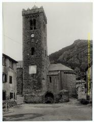 Coustouges (Pyrénées-Orientales) : église romane : abside (toit en ardoise) et clocher / J.-E. Auclair photogr. - [entre 1920 et 1950]. - Photographie