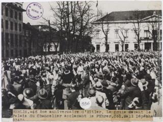 Berlin : 46ème anniversaire d'Hitler : la foule devant le Palais du Chancelier acclamant le Führer / photographie Trampus, Paris. - [20 avril 1935]. - Photographie