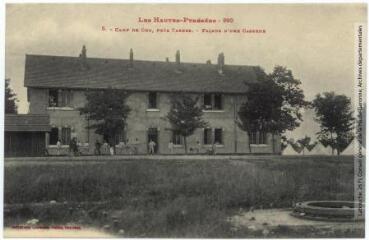 Les Hautes-Pyrénées. 890. 5. Camp de Ger, près Tarbes : façade d'une caserne. - Toulouse : phototypie Labouche frères, [entre 1905 et 1918]. - Carte postale