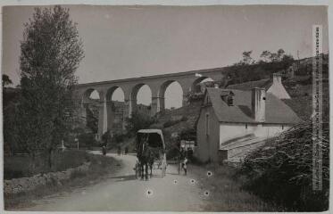 L'Aveyron. 143. Salles-la-Source : viaduc de la gare / photographie Henri Jansou (1874-1966). - Toulouse : maison Labouche frères, [entre 1900 et 1940]. - Photographie