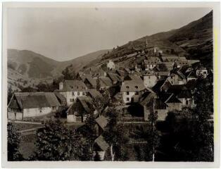 Cirès : village dans la vallée d'Oueil / J.-E. Auclair photogr. - [entre 1920 et 1950]. - Photographie