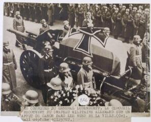 Les obsèques du général Ludendorff : le cercueil recouvert du drapeau militaire allemand sur un affut de canon dans les rues de la ville / photographie Associated Press Photo, Paris. - 22 décembre 1937. - Photographie