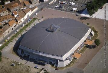 Toulouse : quartier de Compans-Caffarelli : vue du Palais des sports. - septembre 1984. - Photographie