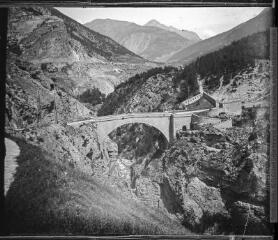 Le pont Halsfeld [Asfeld] entre le fort du Château et celui des Têtes, au fond le Chaberton italien. 31 juillet 1905.
