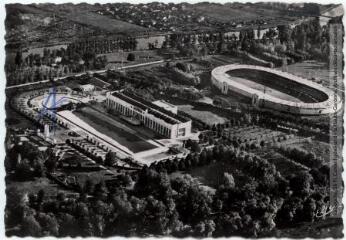 258. Toulouse : grande piscine municipale et stadium = aerial view of the municipal piscina. - Toulouse : éditions Pyrénées-Océan, Labouche frères, marque Elfe, [entre 1950 et 1960]. - Carte postale