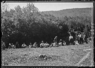 [Sortie botanique : portrait de groupe lors d'une pause]. - [années 1940].