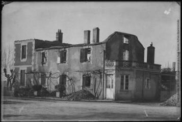 [Rouffignac (Dordogne) incendié par les Allemands le 31 mars 1944 : une maison]. - Toulouse : édition Labouche frères, après 1944. - Photographie