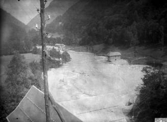 Vue de la Pique en aval de l'usine de la Pique supérieure C.E.I : inondation de juillet 1925 / photographie Gérard. - août 1925. - Photographie