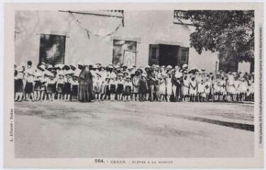 564. Dakar : élèves à la Mission. - Dakar : A. Albaret, [entre 1930 et 1940]. - Carte postale