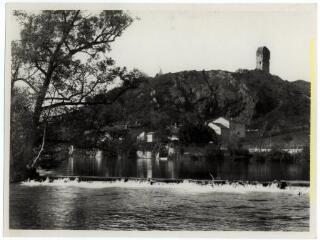 Salies-du-Salat : le Salat et la colline (vestiges du château des comtes de Comminges : donjon). - [entre 1920 et 1950]. - Photographie