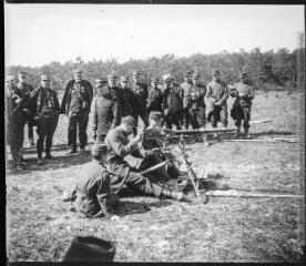 Ecole normale de tir (mai 1909) : mitrailleuse Puteaux.