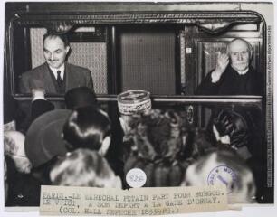 Paris : le maréchal Pétain part pour Burgos. Le voici, à son départ à la gare d'Orsay / photographie The New York Times (Wide World Photos), Paris. - 15 mars 1939. - Photographie