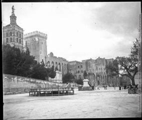 Avignon. 2 avril 1902. [Cathédrale Notre-Dame des Doms et donjon du palais des Papes].