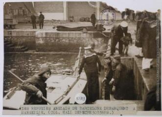 Des réfugiés anglais de Barcelone débarquent à Marseille / photographie Keystone, Paris. - 26 mars 1938. - Photographie