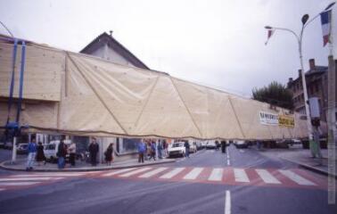 Construction de la patinoire de l'Archipel : convoi et livraison des poutres (57 mètres de long).