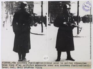 Vienne : un nouveau fusil-mitrailleur pour la police viennoise : deux vues d'un policier viennois avec son nouveau fusil-mitrailleur / photographie Associated Press Photo, Paris. - 4 décembre 1934. - Photographie