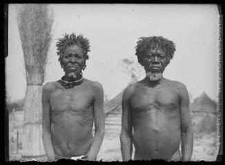 [Portrait de deux indigènes].