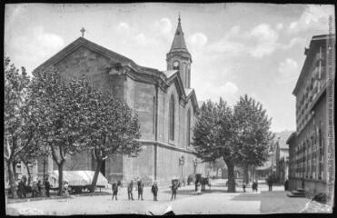 L'Aveyron. 69. Decazeville : l'église / [photographie Henri Jansou (1874-1966)]. - Toulouse : phototypie Labouche frères, [entre 1918 et 1937]. - Carte postale