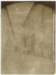 L'Aude. 706. Pezens : rue du Couvent des Soeurs de la Sainte-Famille. - Toulouse : maison Labouche frères, [entre 1900 et 1940]. - Photographie