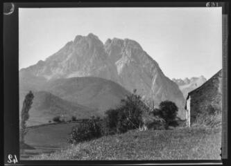 Lescun : Pyrénées-Atlantiques. Vue prise vers le pic de Billare et la crête de Contende. - 24 septembre 1929.