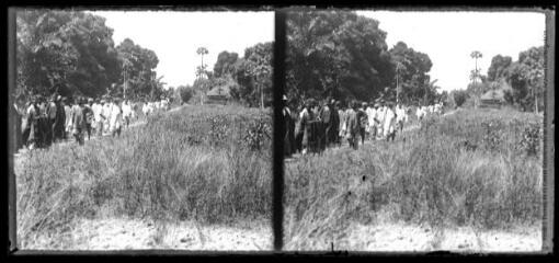 122. Cercle de Boké. Un arrêt à proximité de Kaouas. Bakar-Sidi arrive à ma rencontre avec les gens du village. - 21 février 1923