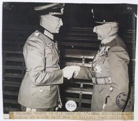 Le général Werth (à droite) chef de l'armée hongroise est à Berlin et a été reçu par le général Brauchitsch / photographie Fulgur, Paris. - 6 juillet 1939. - Photographie