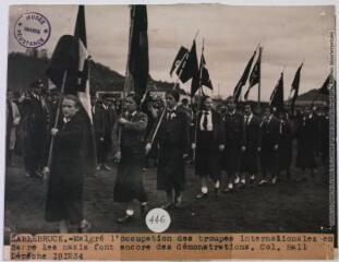 Sarrebruck : malgré l'occupation des troupes internationales en Sarre les nazis font encore des démonstrations / photographie Associated Press Photo, Paris. - 17 décembre 1934. - Photographie