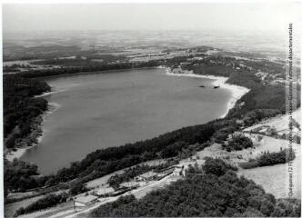 Revel : lac de Saint-Ferréol et l'Hermitage / Jean Quéguiner photogr. - Juillet 1976. - Photographie