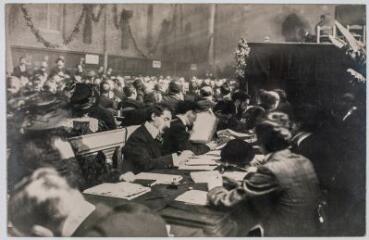 51. [La table de la presse] / photographie Georges Baudillon (1881-1915). - 15-18 octobre 1908. - Carte-photo