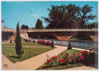 110. Montesquieu-Volvestre (Hte-Gne) : le jardin public. - Albi : cartes postales Apa-Poux, marque As de cœur, [après 1950]. - Carte postale