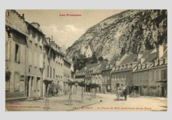 Les Pyrénées. 52. Saint-Béat : la place et rue principale de la ville / Cliché Jansou. - Toulouse : Labouche frères, marque LF au verso, [entre 1905 et 1930]. - Carte postale