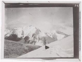 Vue des flancs ouest du Cabaliros en hiver. 1. le pic du Midi d'Arrens (2266). 2. le Gabizo (2682) [Gabizos]. - Toulouse : maison Labouche frères, [entre 1900 et 1920]. - Photographie