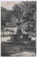 Les Pyrénées. 165. Marignac : la fontaine. - Toulouse : phototypie Labouche frères, marque LF au verso, [entre 1920 et 1950]. - Carte postale