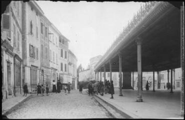La Haute-Garonne. 1583. Cazères : la halle et la rue. - Toulouse : maison Labouche frères, [entre 1904 et 1920]. - Photographie