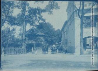 [Bayonne : café des Glacis et gare de Biarritz]. - Toulouse : maison Labouche frères, [entre 1900 et 1920]. - Photographie