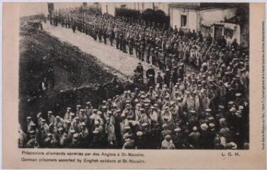 Prisonniers allemands escortés par des anglais à St-Nazaire = german prisoners escorted by english soldiers at St Nazaire. - [s.l] : édition L.C.H, [entre 1914 et 1918]. - Carte postale