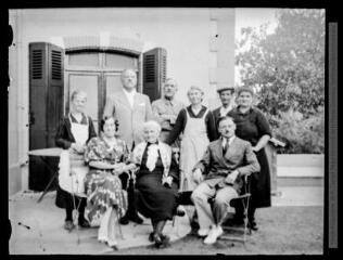 [Foix (Bruilhols) : portraits de membres de la famille Gaussen devant la maison]. - [années 1940].
