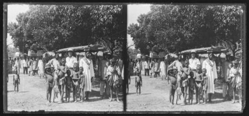 125. Cercle de Boké. La traversée de Mare en hamac : les porteurs. A gauche un singe nouvellement tué. - 22 février 1923