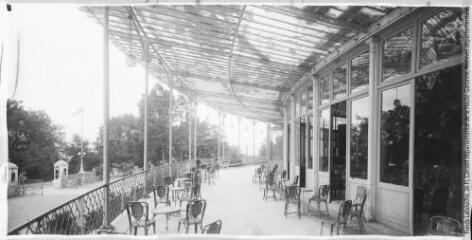 N° 4. Pau (palais d'hiver) : la terrasse / cliché Mirate [photographie J. Mirate]. - Toulouse : maison Labouche frères, [entre 1900 et 1940]. - Photographie