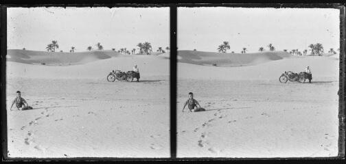 8. Vers Touggourt. La moto Harley roule dans le sable entre les dunes.