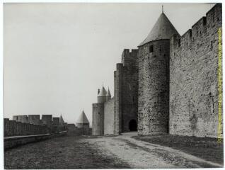 Carcassonne (Aude) : la cité : tours Saint-Nazaire et Saint-Martin des remparts sud / J.-E. Auclair photogr. - [entre 1920 et 1950]. - Photographie