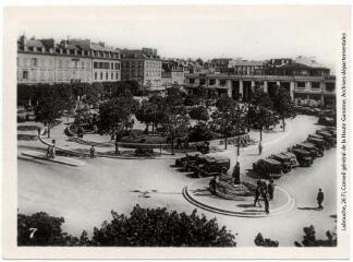 7. Pau : place Georges-Clémenceau. - Toulouse : édition Pyrénées-Océan, Labouche frères, [entre 1937 et 1950]. - Carte postale